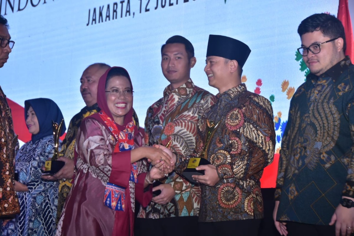 Bupati Trenggalek, Mochamad Nur Arifin saat dinobatkan sebagai Pembina Koperasi Andalan oleh Dekopin. (Foto-foto: Prokopim Trenggalek)