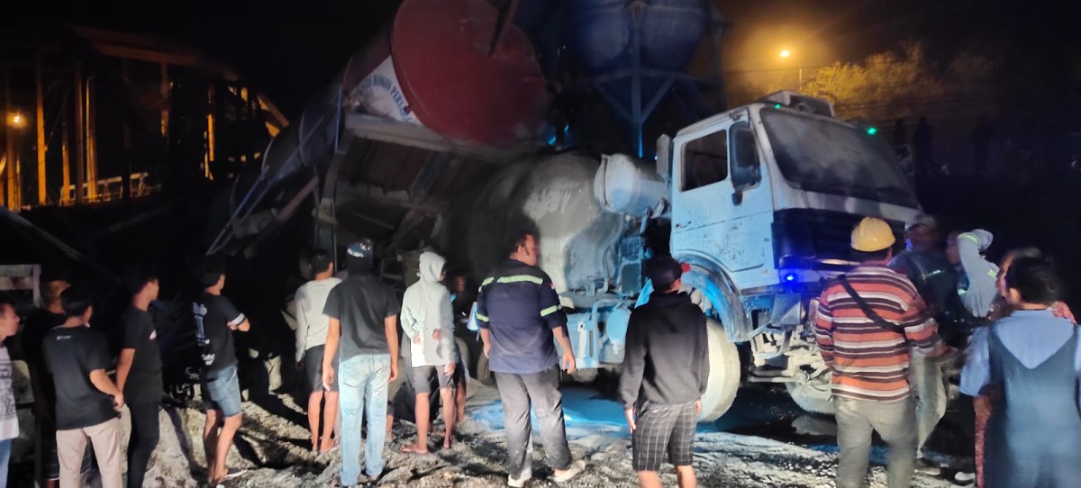 Proses evakuasi korban tertimpa mesin cor saat bekerja membangun tanggul sudetan sungai Bengawan Solo di Lamongan. (Foto : Imron, warga setempat for jatimnow.com)