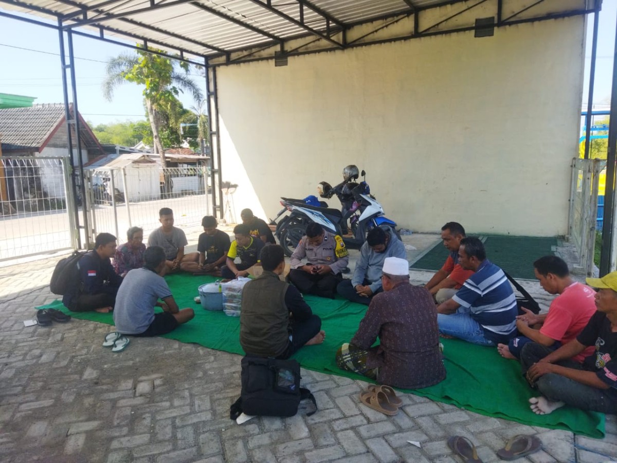 Doa bersama warga Desa Semanding dan pelaksana proyek peningkatan sarpras rumah pompa. (Foto: Misbahul Munir/jatimnow.com)