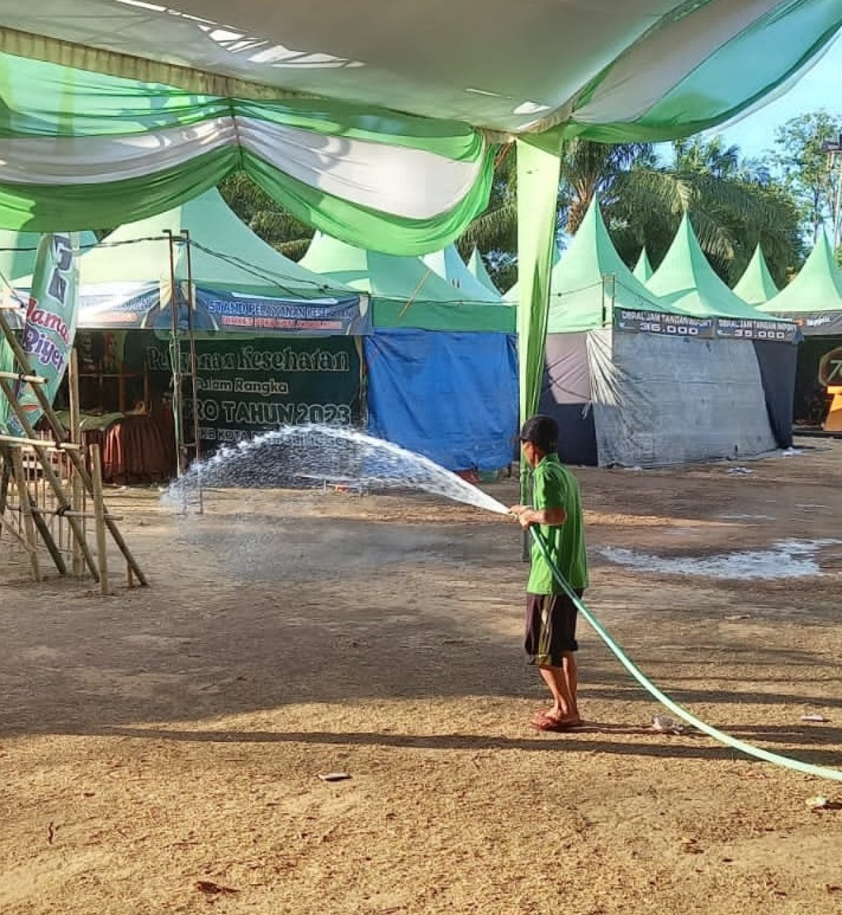 Petugas melakukan penyiraman alun alun. (Foto : Mahfud Hidayatullah/jatimnow.com):