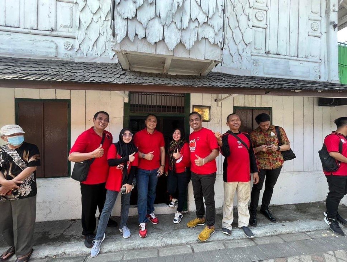 Wakil Ketua DPC PDIP Surabaya Tri Indah Ratna Sari (tengah). (Foto: Nia'am Kurniawan/jatimnow.com)