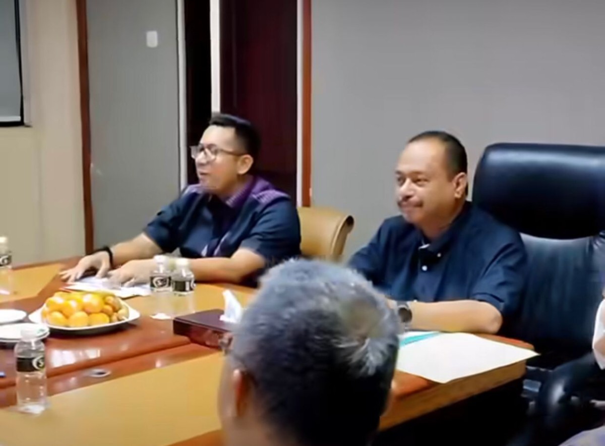 Ketua KONI Jatim M Nabil (kanan) bersama Kepala Dispora Jatim Ali Kuncoro (kiri) (Foto: Fatim for jatimnow.com)