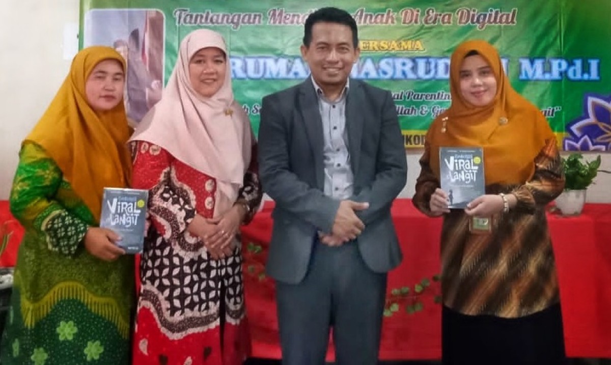 Ustaz M. Ruman Nasruddin M.Pdi (tengah). (Foto: Ruman for for jatimnow.com)