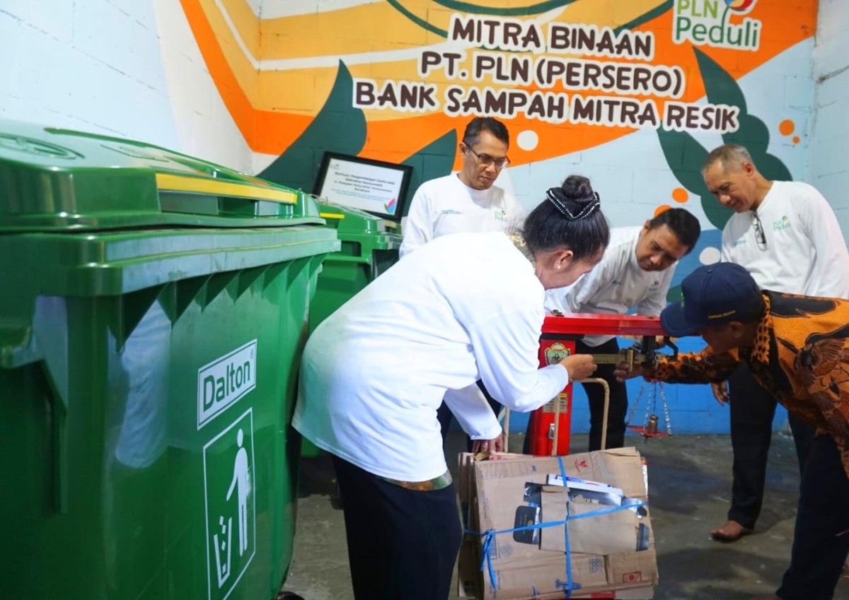 Pihak PLN Humas memberikan dukungan untuk UMKM di Kota Surabaya. (PT. PLN Persero for jatimnow/com)