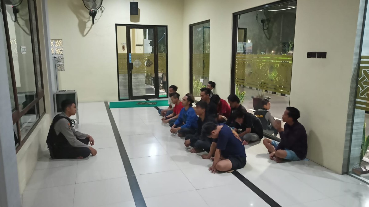 11 Pemuda dan remaja tersebut mendapat pembinaan dan diberi sanksi membaca Sholawat Nariyah sebanyak 50 kali