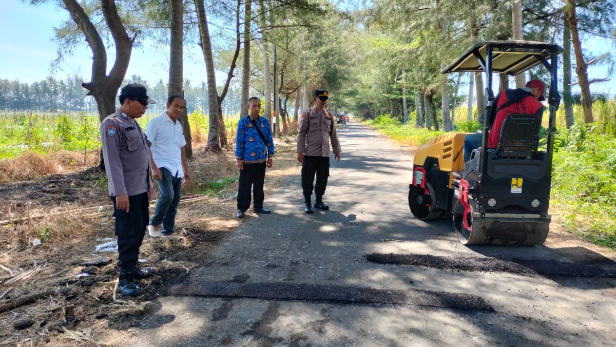 Pemasangan marka kejut dipantau langsung oleh perwakilan Dinas PU Situbondo, Kanit Binmas Polsek Asembagus, Kades Wringinanom dan Kadus Banongan Utara. (Foto : Humas Polres Situbondo for jatimnow.com)