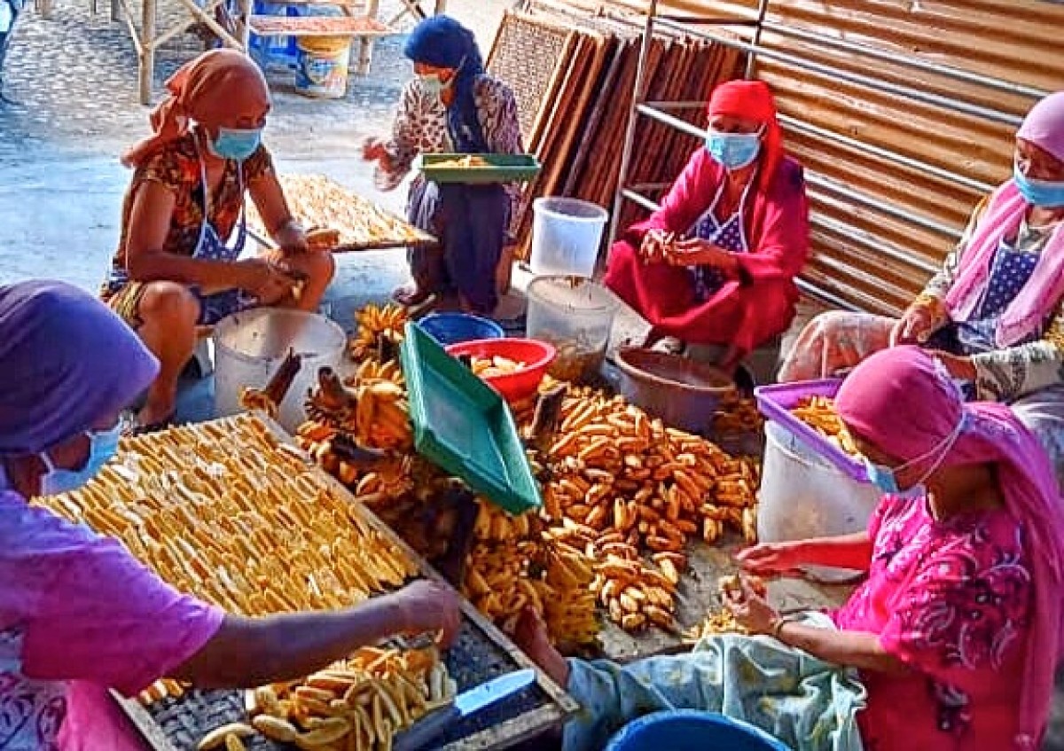 Proses produksi sale pisang Barsah. (Foto-foto: PLN Persero for jatimnow.com)