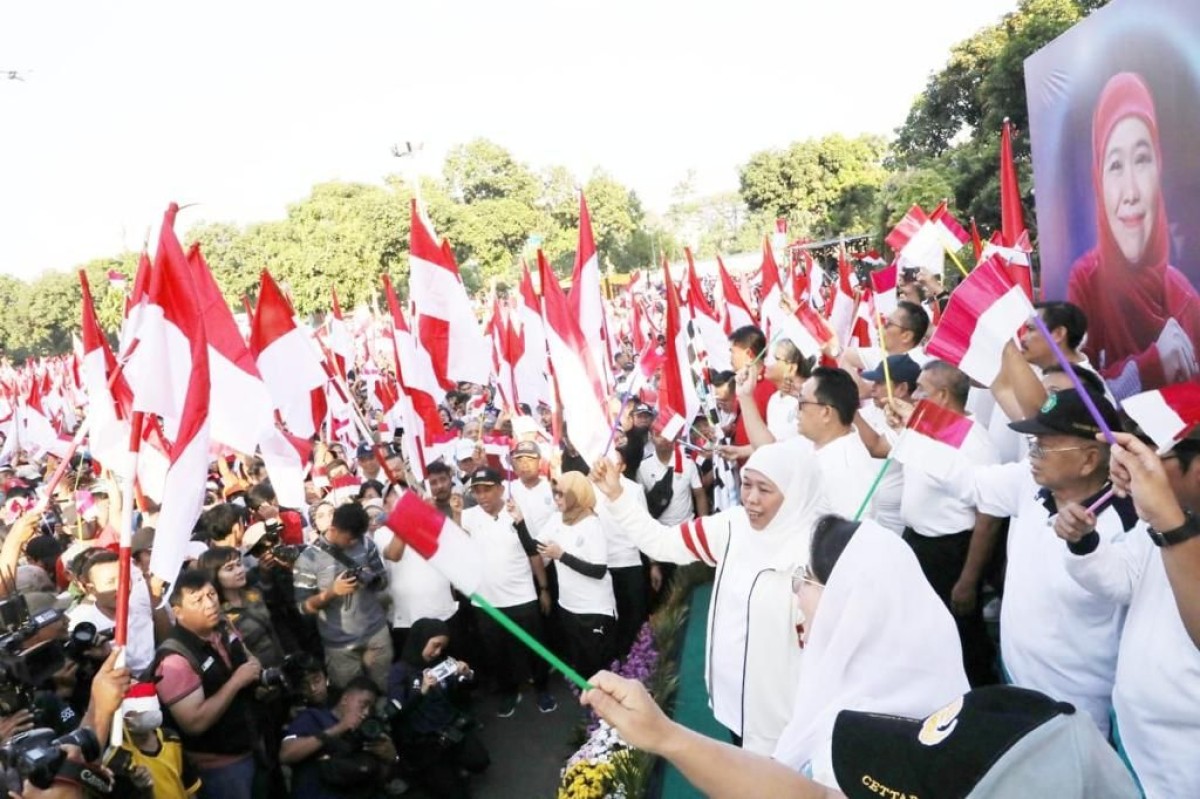 Gubernur Jawa Timur Khofifah Indar Parawansa membagikan 45 ribu bendera merah putih kepada warga Jawa Timur. (Foto-foto: Pemprov Jatim)