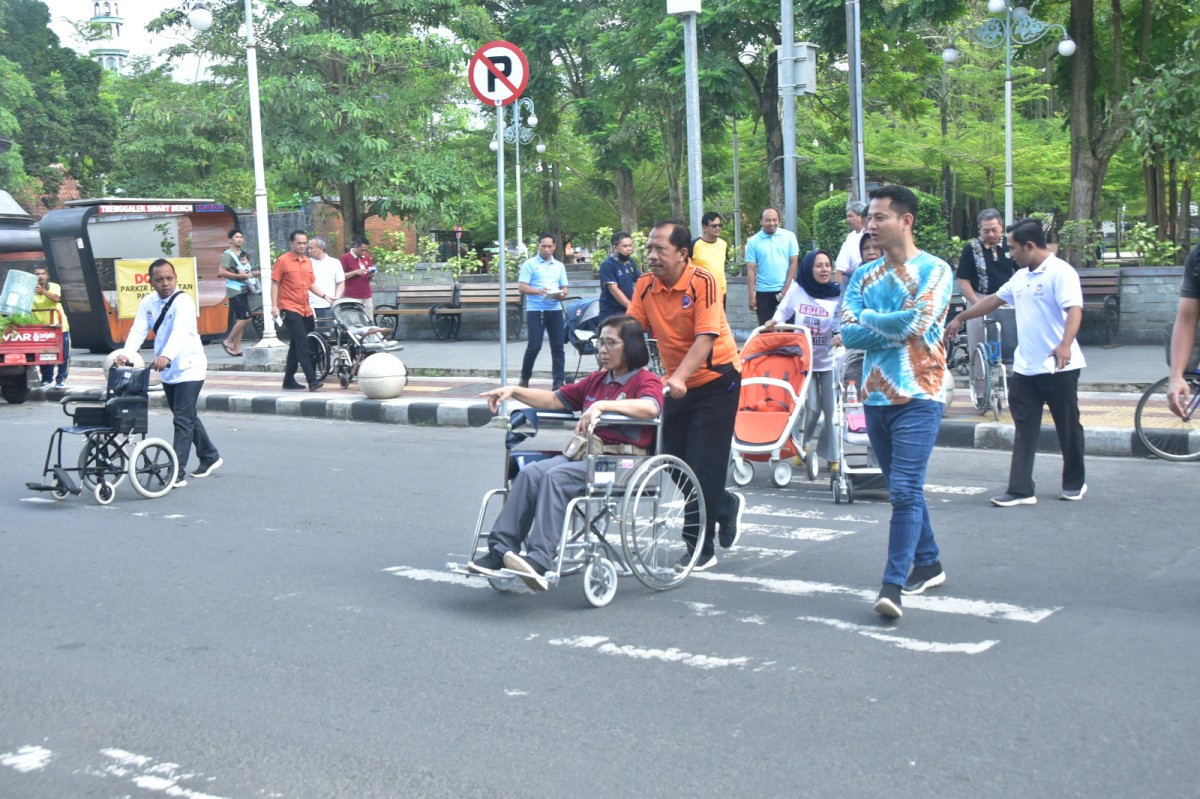 Bawa Kursi Roda dan Stroller, Mas Ipin Ajak Jajarannya Jadi Pengguna Fasum Pemerintah Trenggalek