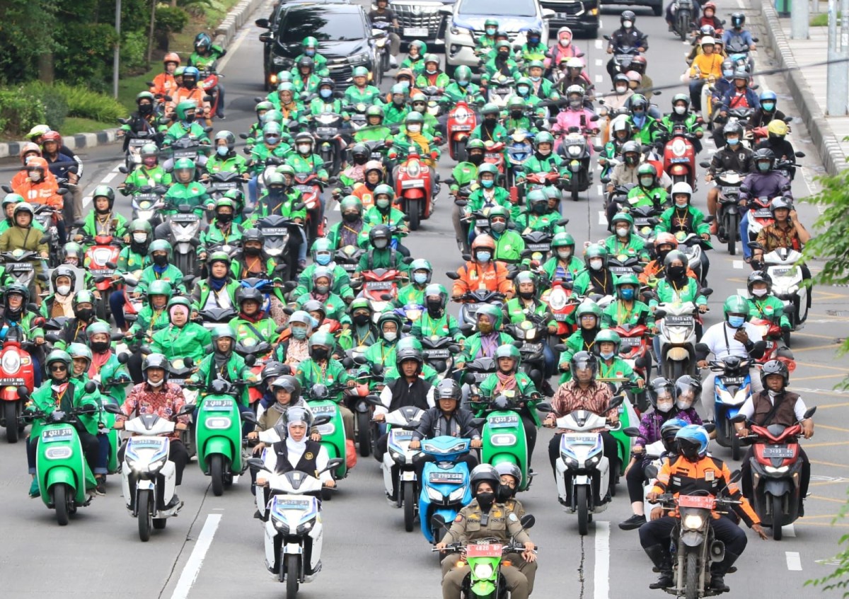 Moment Gubernur Khofifah berkendara motor bersama para ojol Surabaya (Foto: Ni'am Kurniawan/jatimnow.com)