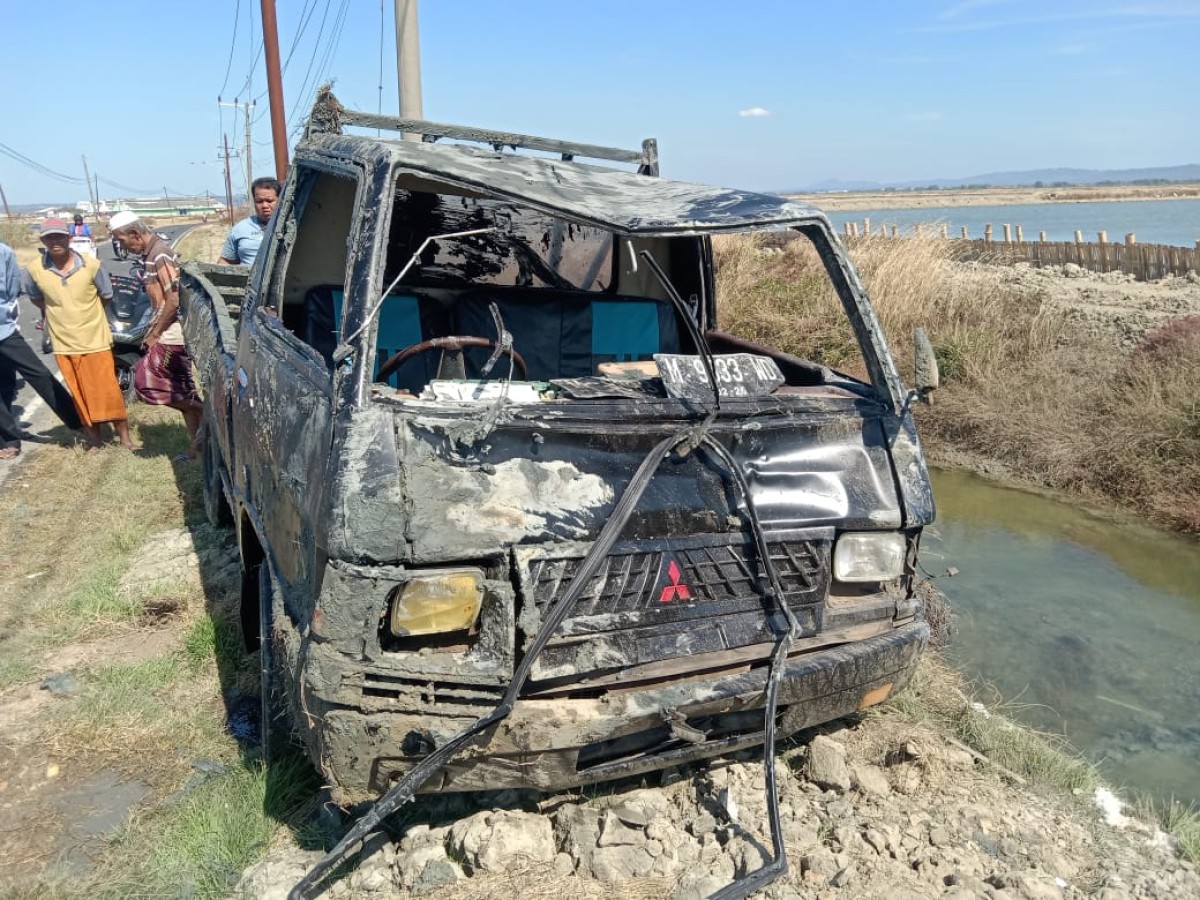 Mobil pikap plat nomor M 9633 WD usai masuk parit. (Foto: Fathor Rahman)