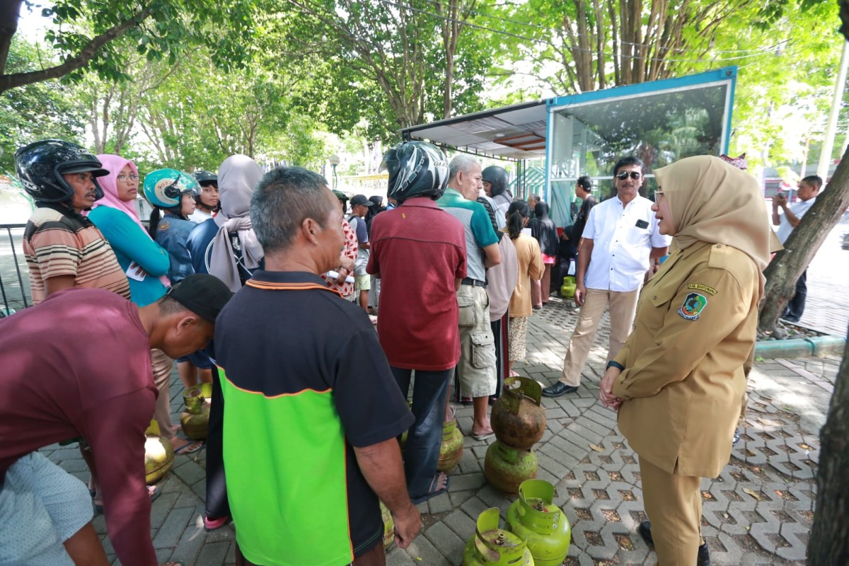 Bupati Banyuwangi Ipuk Fiestiandani saat mengecek operasi pasar. (Foto: Humas Pemkab Banyuwangi)