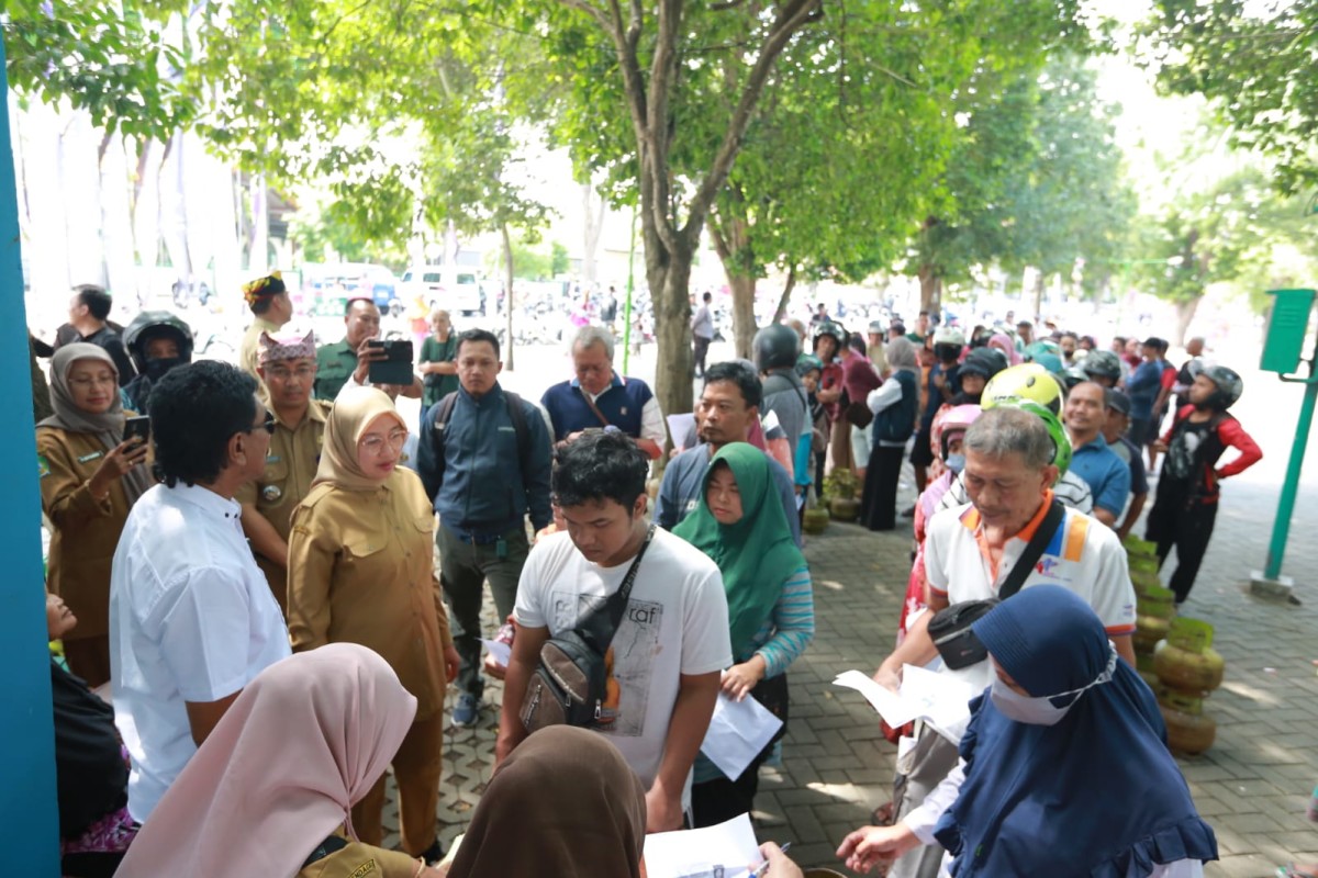 Bupati Banyuwangi Ipuk Fiestiandani saat mengecek operasi pasar. (Foto: Pemkab Banyuwangi)