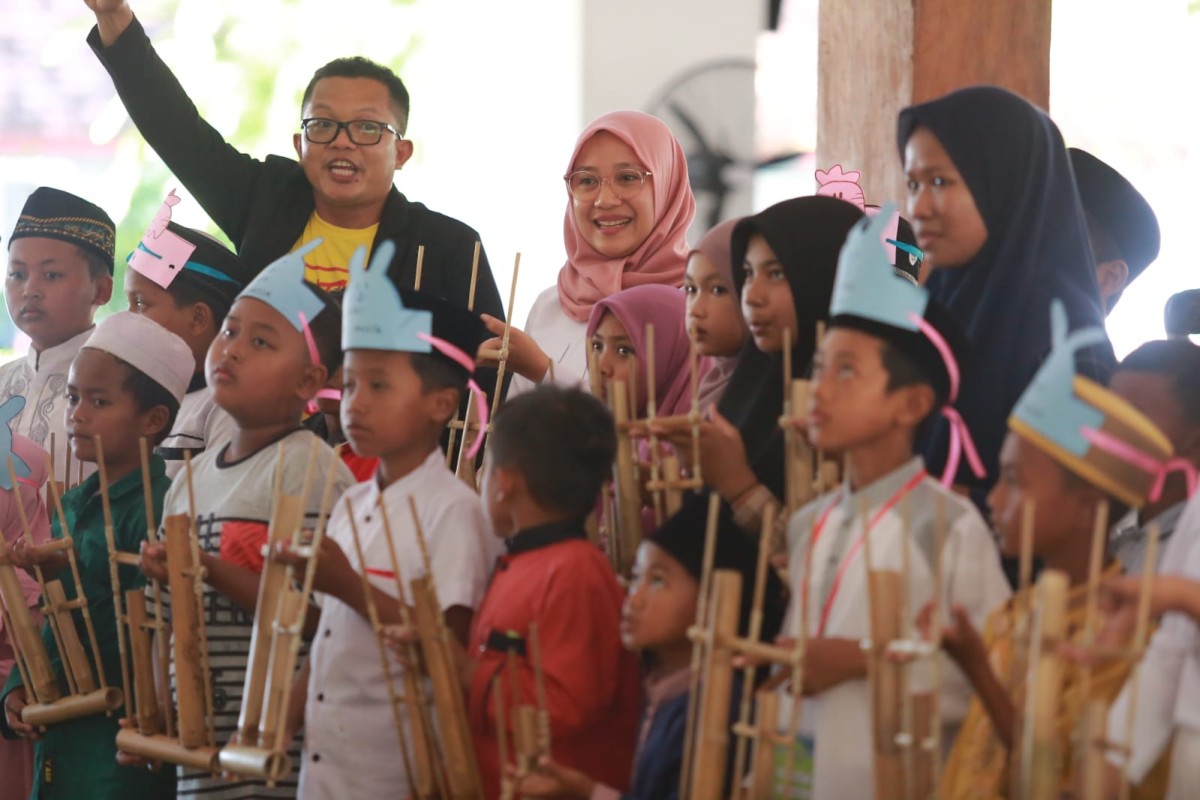 Anak - anak bermain angklung dalam Festival Anak Yatim. (Foto: Humas for jatimnow.com)