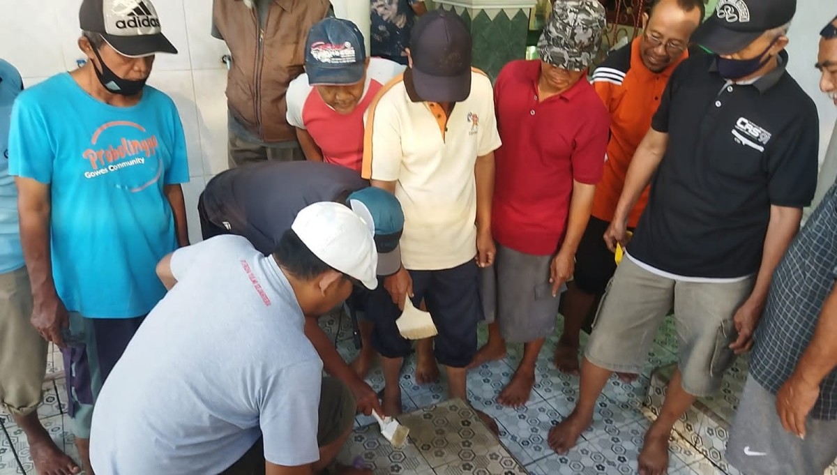 Menengok Aktivitas Forsijama, Komunitas Pemburu Kerak Keramik Masjid di Probolinggo