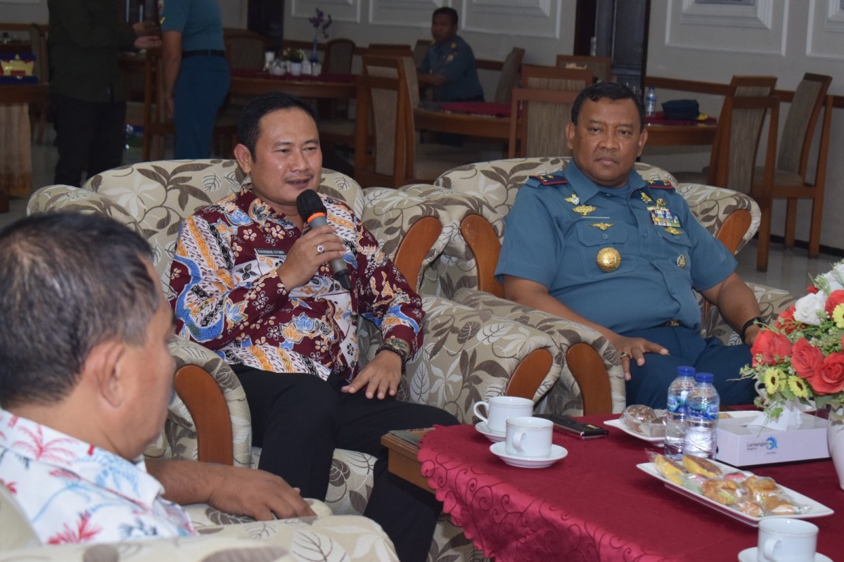 Pertemuan Bupati Lamongan, Yuhronur Efendi dan Komandan Pangkalan Utama TNI AL (Danlantamal) V Laksamana Pertama TNI Eko Wahjono kaitan even motocross. (Foto : Humas Pemkab Lamongan for jatimnow.com)