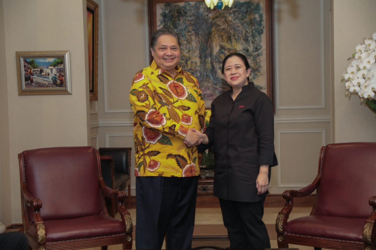 Ketua DPP PDI Perjuangan Puan Maharani mendapat mawar spesial dari Ketum Golkar Airlangga Hartarto. (Foto: Setya for jatimnow.com)