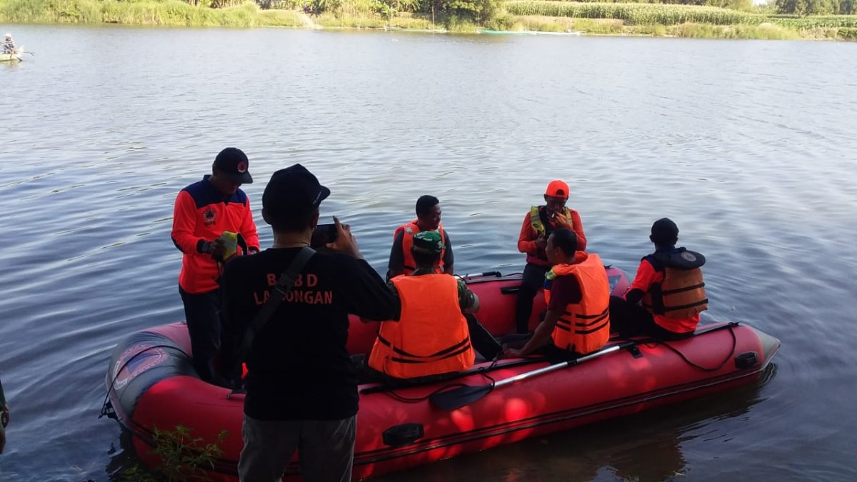 Pencarian korban tenggelam di Bengawan Solo Kecamatan Babat, Lamongan. (Foto : Polsek Babat for jatimnow.com)