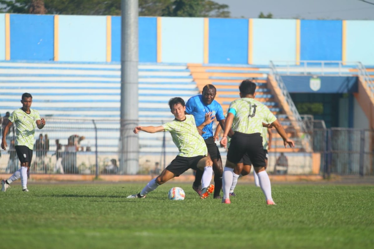 Herman Dzumafo, Straiker Persela Lamongan saat duel dengan permain Nusantara United. (Foto : Adyad Ammy Iffansah/jatimnow.com)