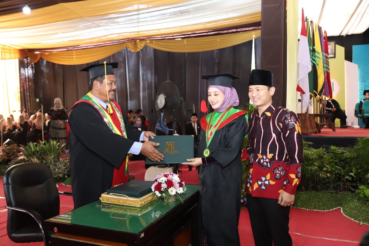 Ketua TP PKK Trenggalek Novita Hardini saat diwisuda. (Foto: Dok. Prokopim Trenggalek)