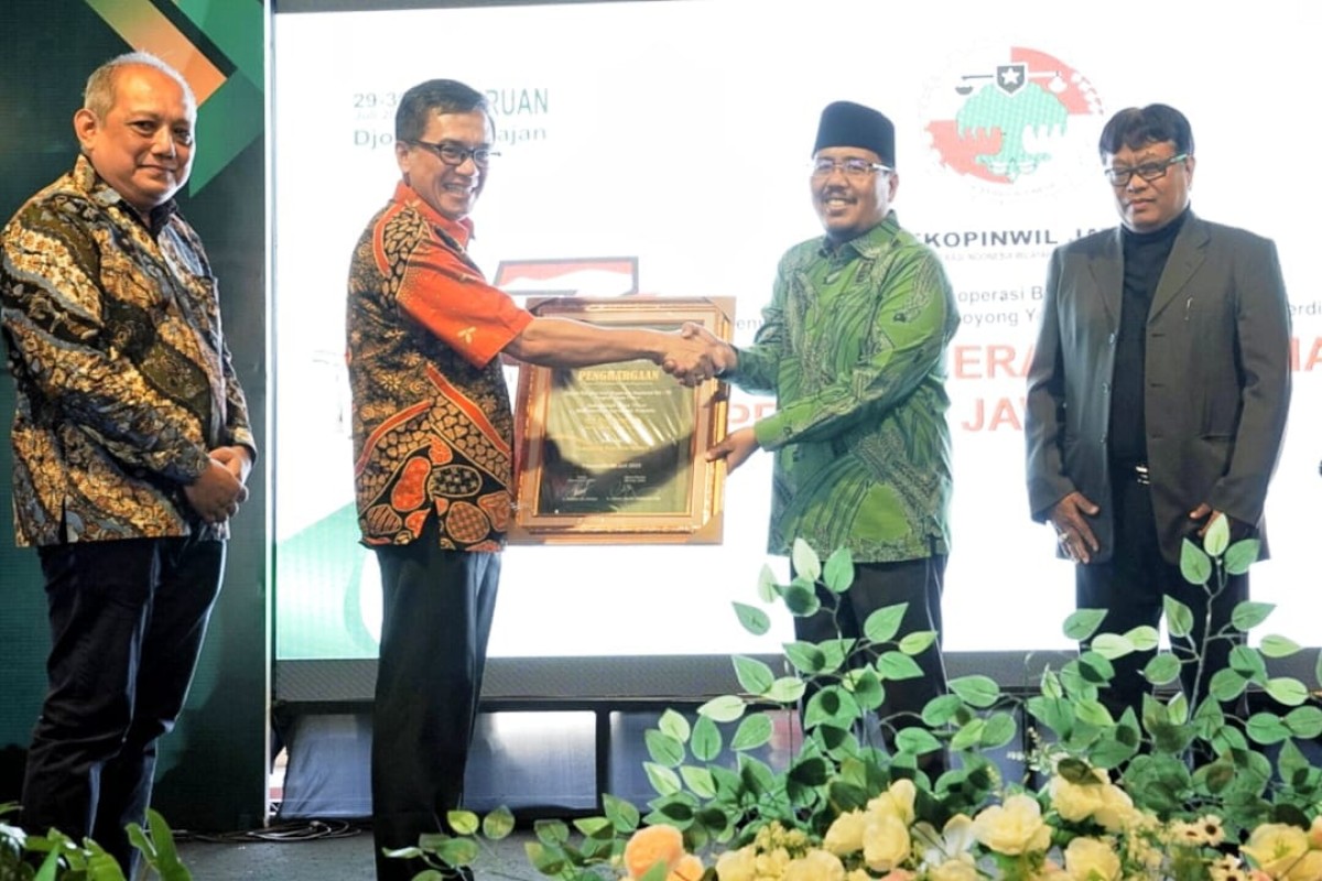 Wakil Ketua DPRD Jawa Timur, Anwar Sadad, saat menerima anugerah sebagai salah satu tokoh ekonomi, Usaha Mikro, Kecil, dan Menengah (UMKM) dan Koperasi tahun 2023. (Foto: Fad for jatimnow.com)