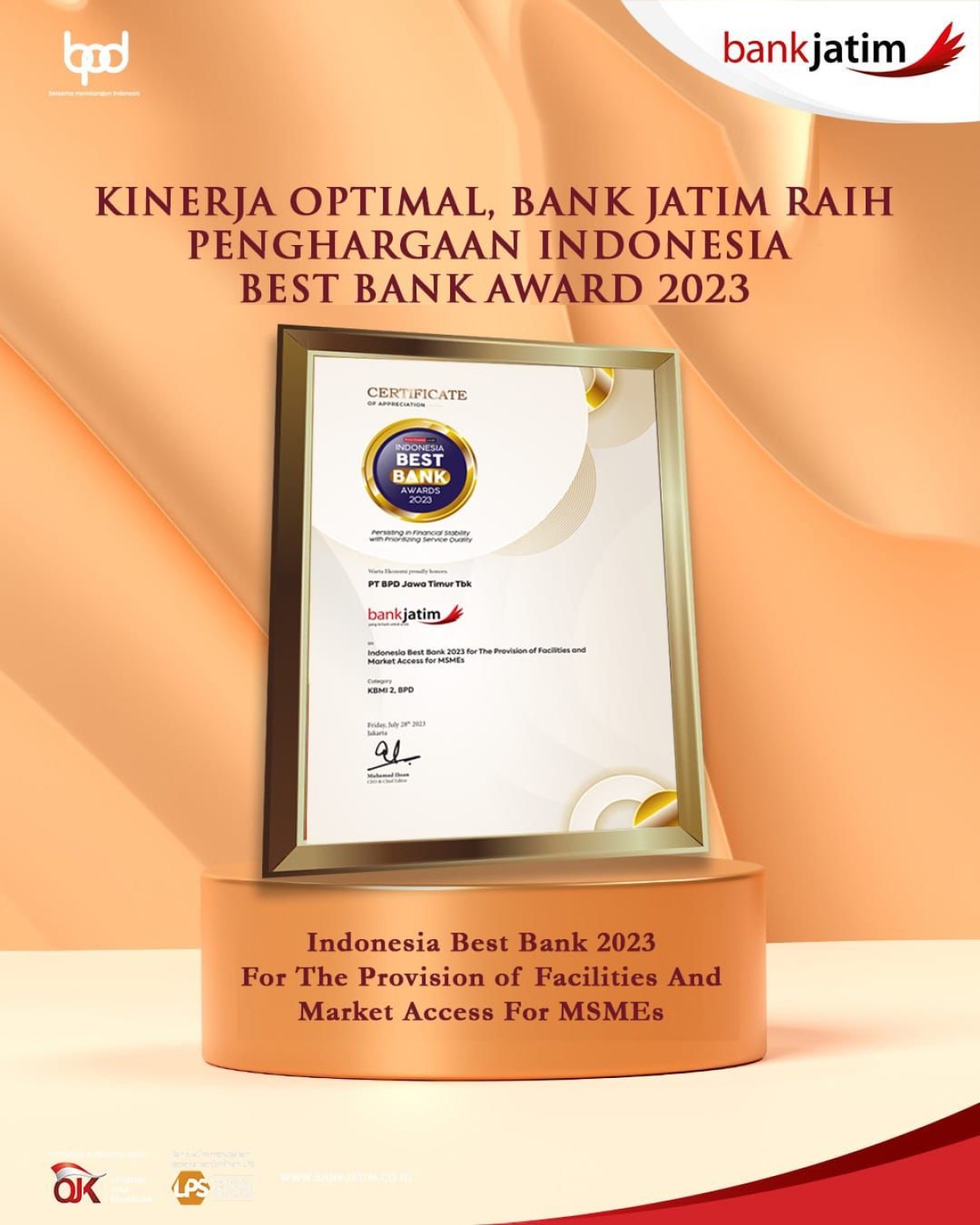 Bank Jatim menerima penghargaan Indonesia Best Bank 2023 for The Provision of Facilities and Market Access for MSMEs untuk golongan BPD. (Foto: Bank Jatim for jatimnow.com)