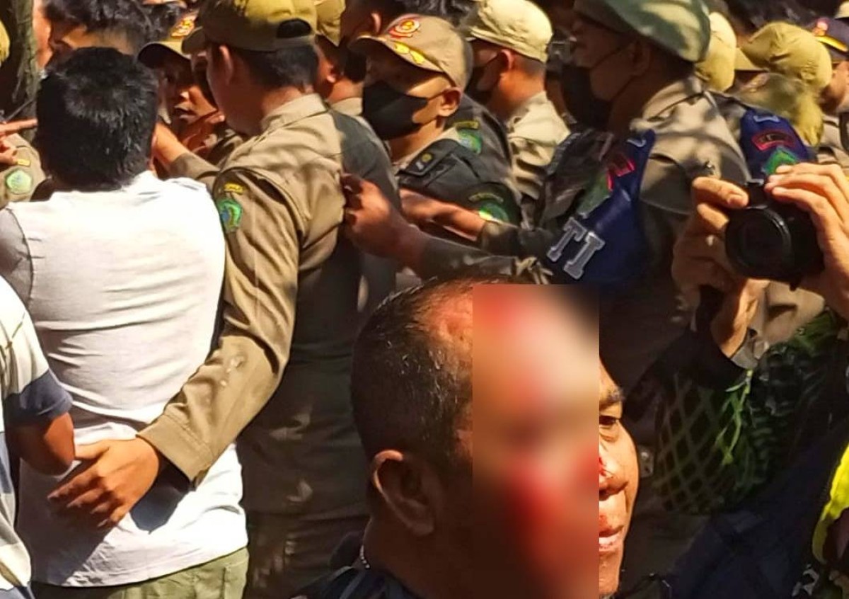 Bentrok yang terjadi dalam penertiban Pasar Larangan Sidoarjo. (Foto: Yanuar Fahmi for jatimnow.com)