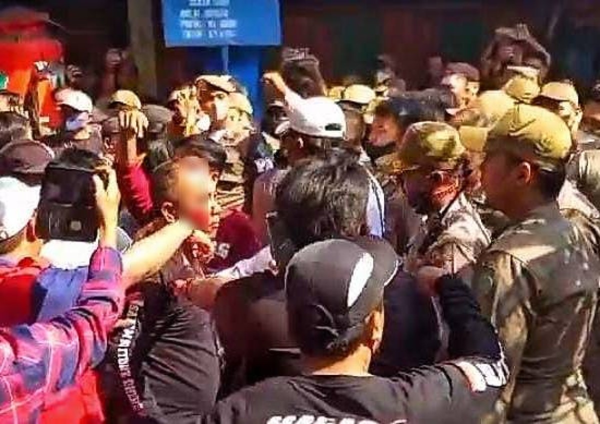 Bentrok terjadi antara petugas penertiban dengan para pedagang Pasar Larangan Sidoarjo. (Foto : Yanuar Fahmi for jatimnow.com)