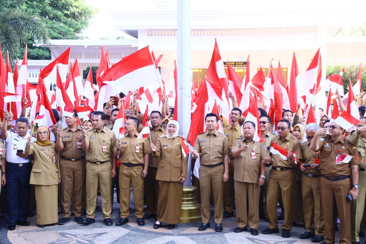 Gubernur Khofifah bersama ASN di lingkungan Pemprov Jatim mengibarkan bendera merah putih, usai apel pagi (Foto: Humas Pemprov Jatim for jatimnow.com)