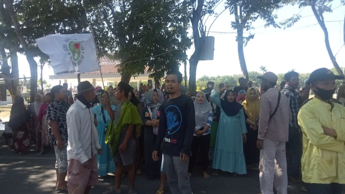 Pedagang Pasar Srimangunan saat berunjuk rasa di DPRD Sampang. (Foto: Farhor Rahman/jatimnow.com)