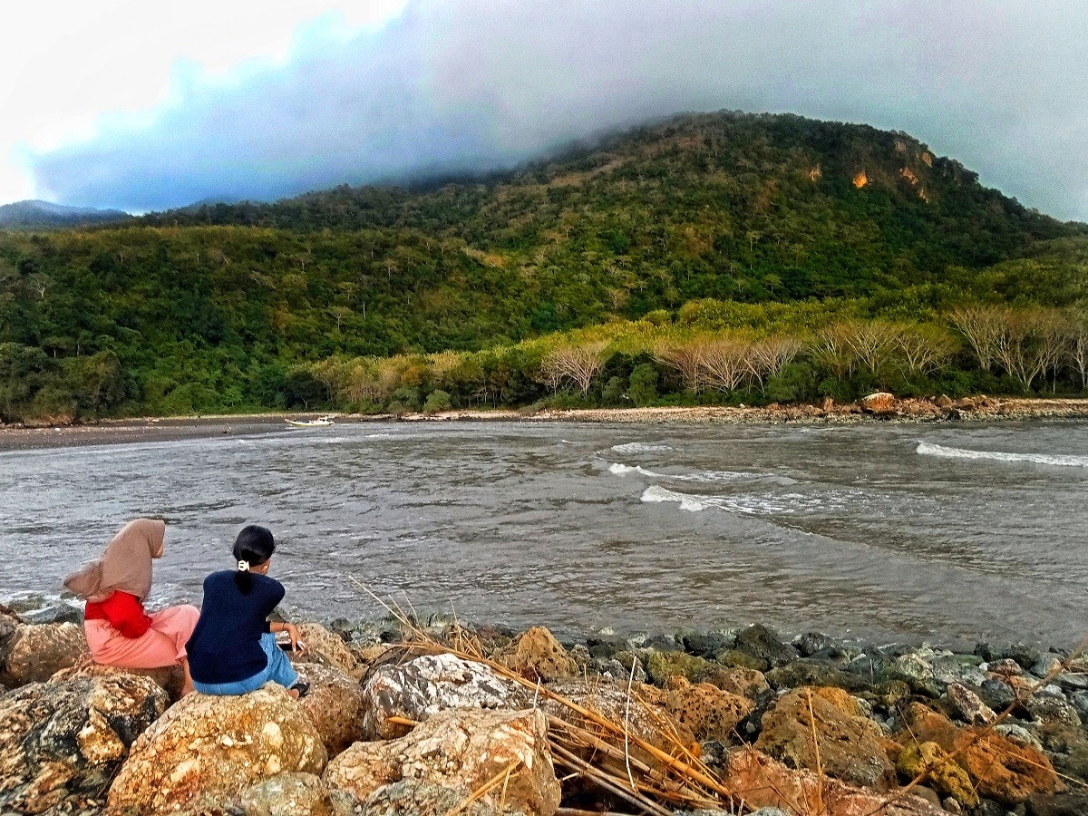 Jalur Plawangan pantai Puger mempunyai panorama eksotis (Foto : Ahaddiini HM/JatimNow).