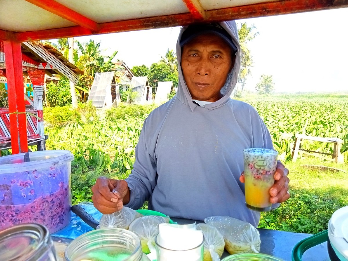 Pedagang Es Dawet Tape Ketan Hitam di Wuluhan Jember Beromzet Rp 600 Ribu Sehari