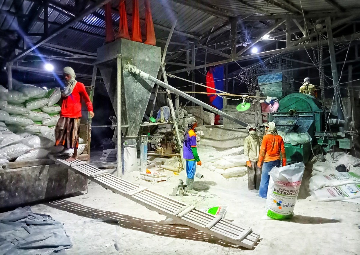 Salah satu tempat produksi pengolahan batu kapur. (Foto : Ahaddiini HM) for JatimNow ().