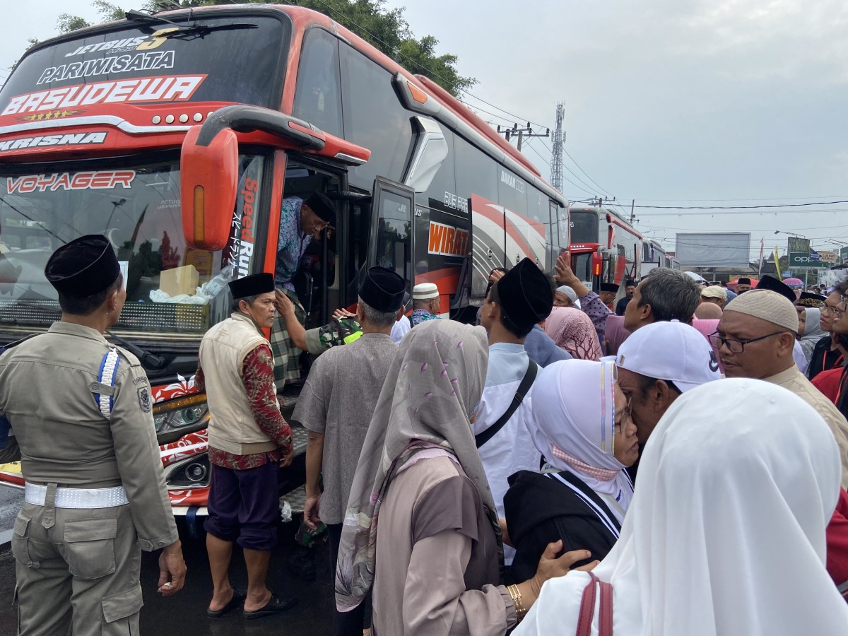 Jemaah haji asal Ponorogo kembali dari Tanah Suci. (Foto: Ahmad Fauzani/jatimnow.com)