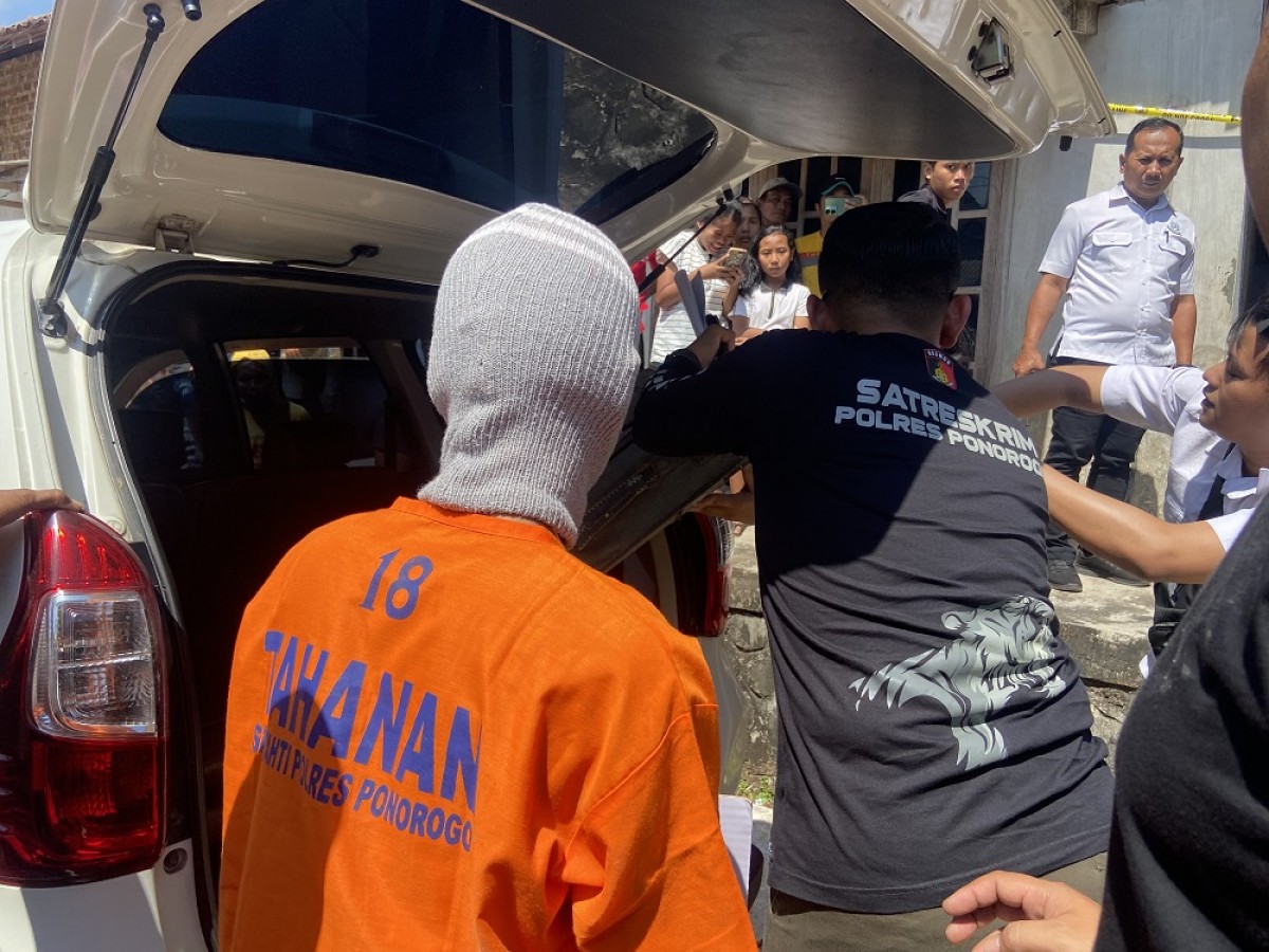 Rekonstruksi pembunuhan di Semanding Jenangan. (Foto: Ahmad Fauzani/jatimnow.com)