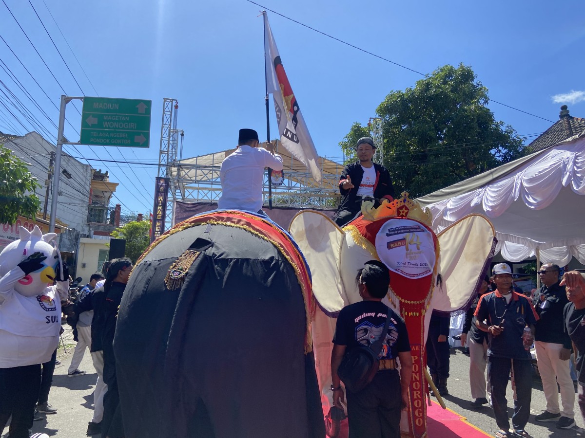 Kirab Pemilu jalur IV tiba di Ponorogo. (Foto: Ahmad Fauzani/jatimnow.com)