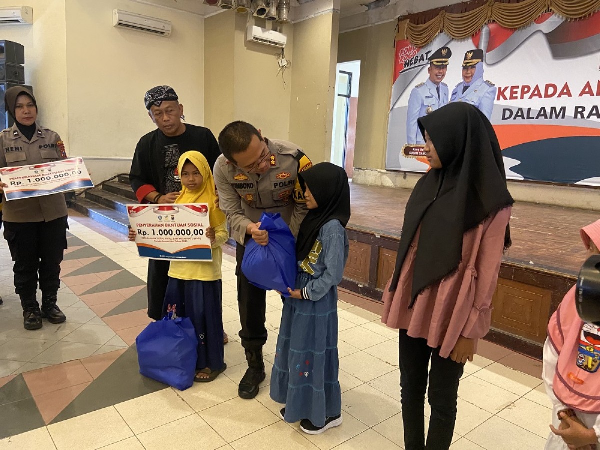 Anak yatim piatu di Ponorogo dapat bantuan sosial. (Foto: Ahmad Fauzy/jatimnow.com)