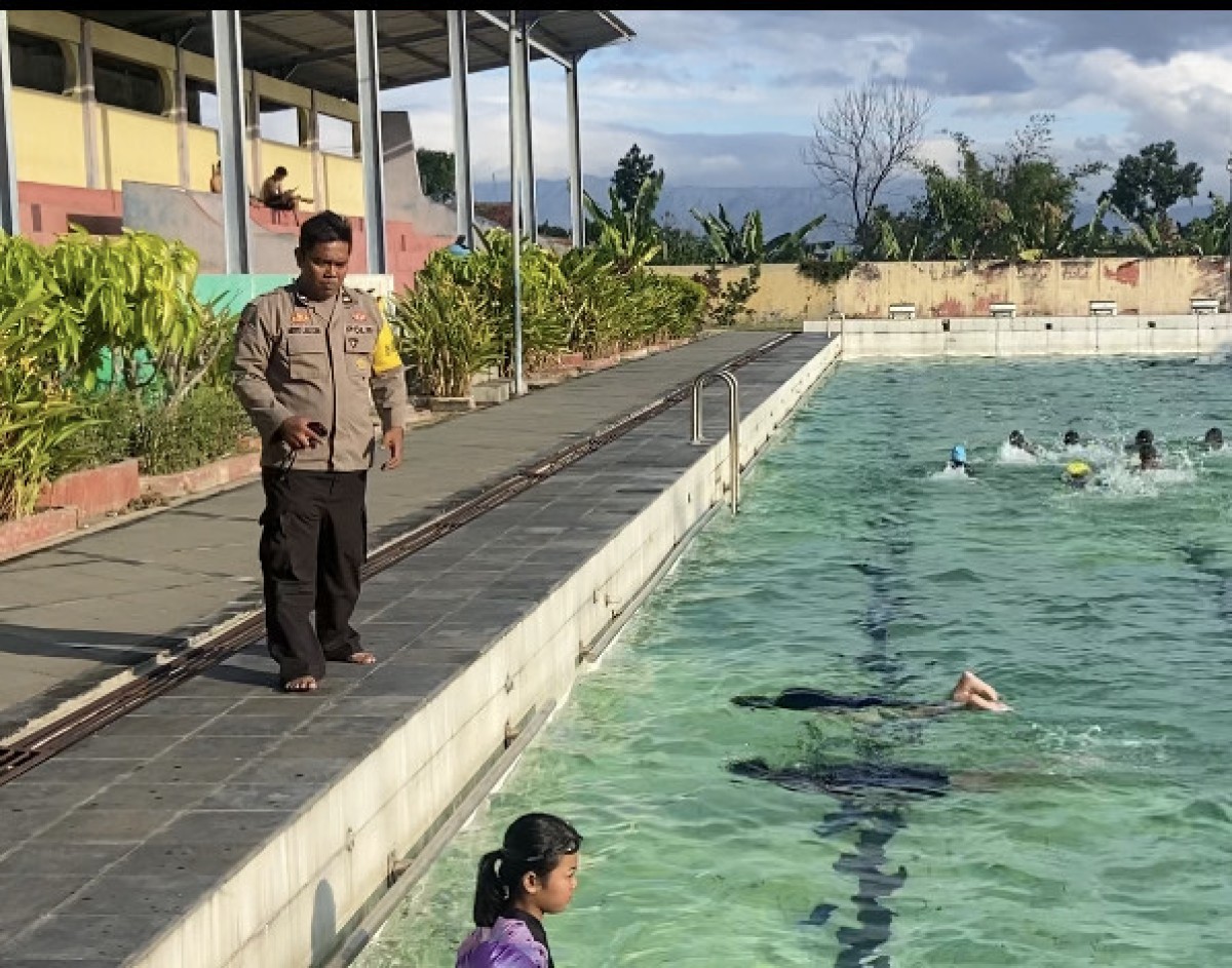 Bhabinkamtibmas Polsek Sampung Ponorogo, Aipda Ardyo Laksono saat menjadi pelatih renang. (Foto: Ahmad Fauzani/jatimnow.com)