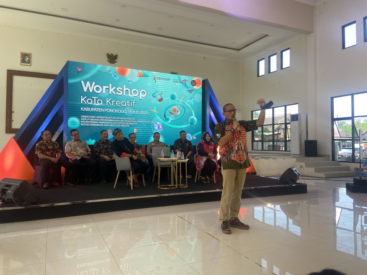 Menteri Pariwisata, Ekonomi dan Kreatif (Menparekraf) Sandiaga Salahuddin Uno dan Bupati Ponorogo, Sugiri Sancoko saat di workshop kata kreatif (Foto : Ahmad Fauzani/jatimnow.com)