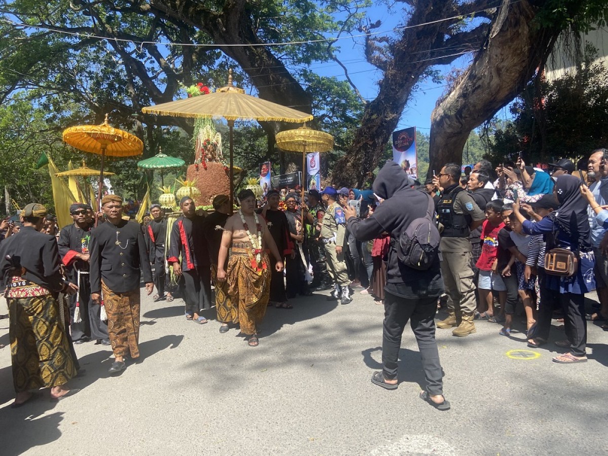 Tumpeng raksasa yang ditenggelamkan di Telaga Ngebel. (Foto: Ahmad Fauzani/jatimnow.com)
