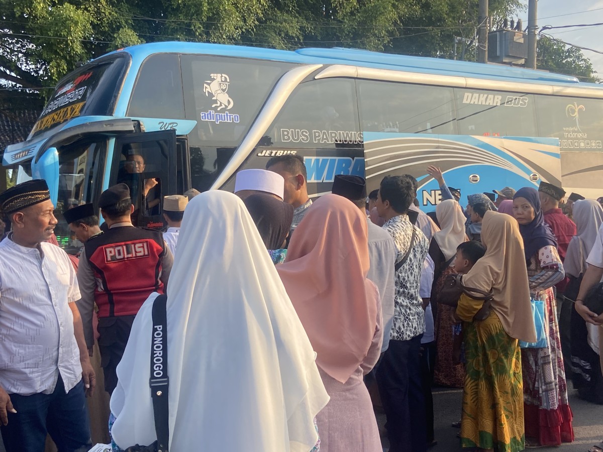 Suasana kedatangan debarkasi 44 asal ponorogo di alun-alun Ponorogo (Foto : Ahmad Fauzani/jatimnow.com)