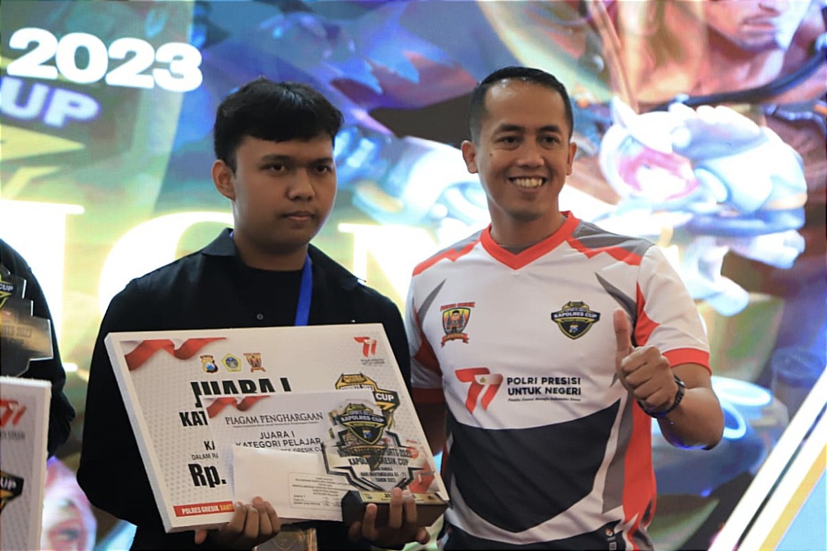 Wakapolres Gresik Kompol Erika Purwana Putra memberikan hadiah kepada pemenang kategori pelajar (Foto: panitia for jatimnow.com)