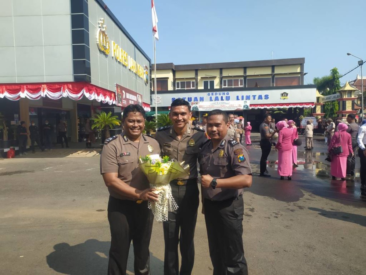 Dandy Sulistiawan (tengah) seusai upacara pelantikan jabatan baru kepolisian di Mapolres Lamongan. (Adyad Ammy Iffansah/jatimnow.com)