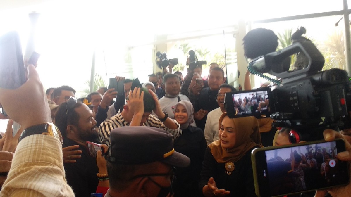 Ganjar Pranowo dikerubuti emak-emak Gemar-GP. (Foto: Haryo Agus/jatimnow.com)