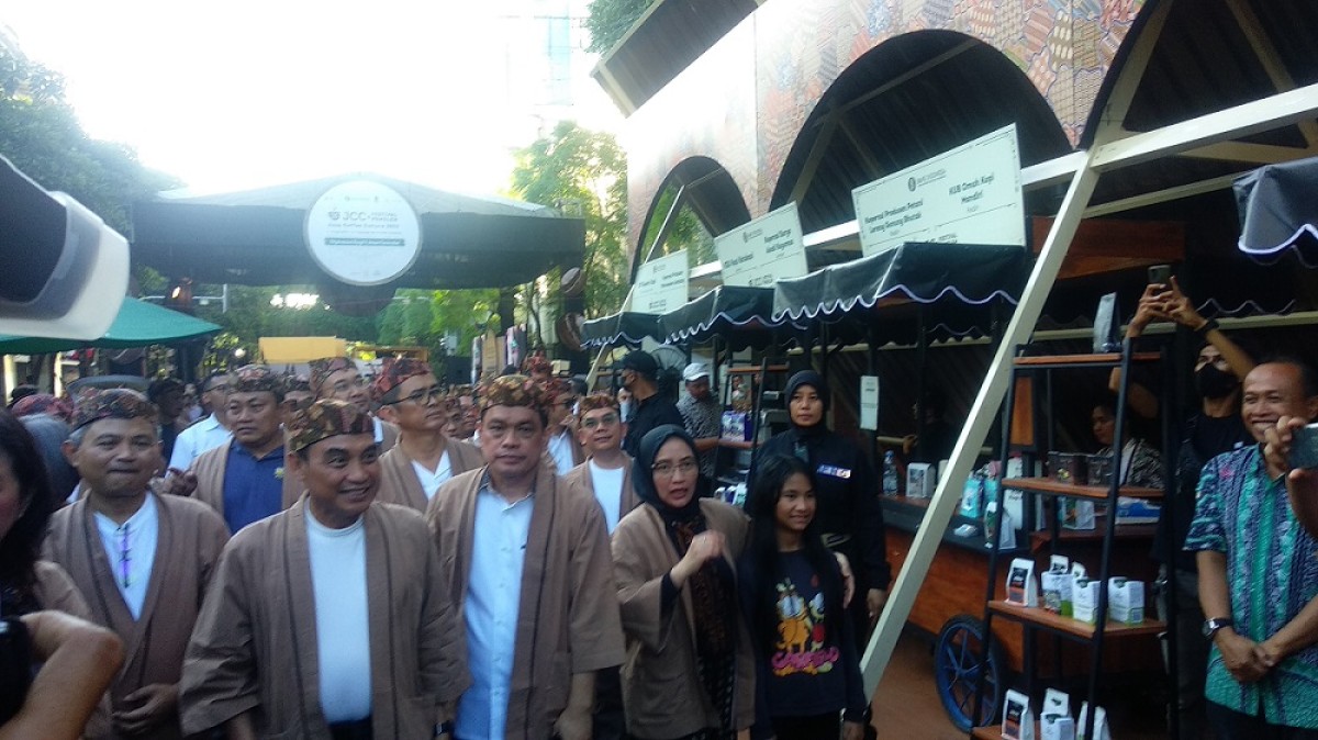 Menurut Filianingsih Hendarta, selaku Deputi Gubernur Bank Indonesia, saat menghad Java Coffee Culture (JCC) dan Festival Peneleh 2023 di Jalan Tunjungan, Minggu (09/07/2023) (Haryo Agus/jatimnow.com)iri