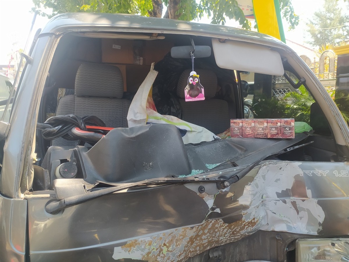 Kondisi mobil diduga bermuatan rokok ilegal kecelakaan di Lamongan. (Foto : Adyad Ammy Iffansah/jatimnow.com)