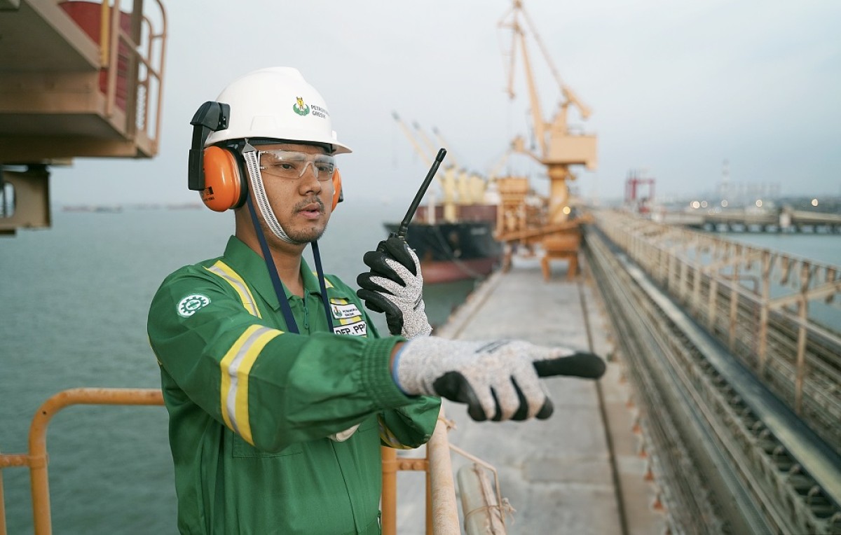 Foto: Seorang karyawan PT Petrokimia Gresik sedang melakukan aktivitas kerja (Foto: Humas Petrokimia Gresik for jatimnow.com)