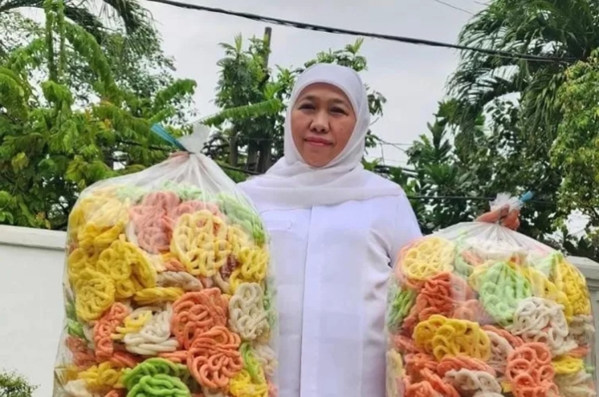 Gubernur Jawa Timur Khofifah Indar Parawangsa sesmpat memborong krupuk bangjo. (Foto: Misbahul Munir/jatimnow.com)