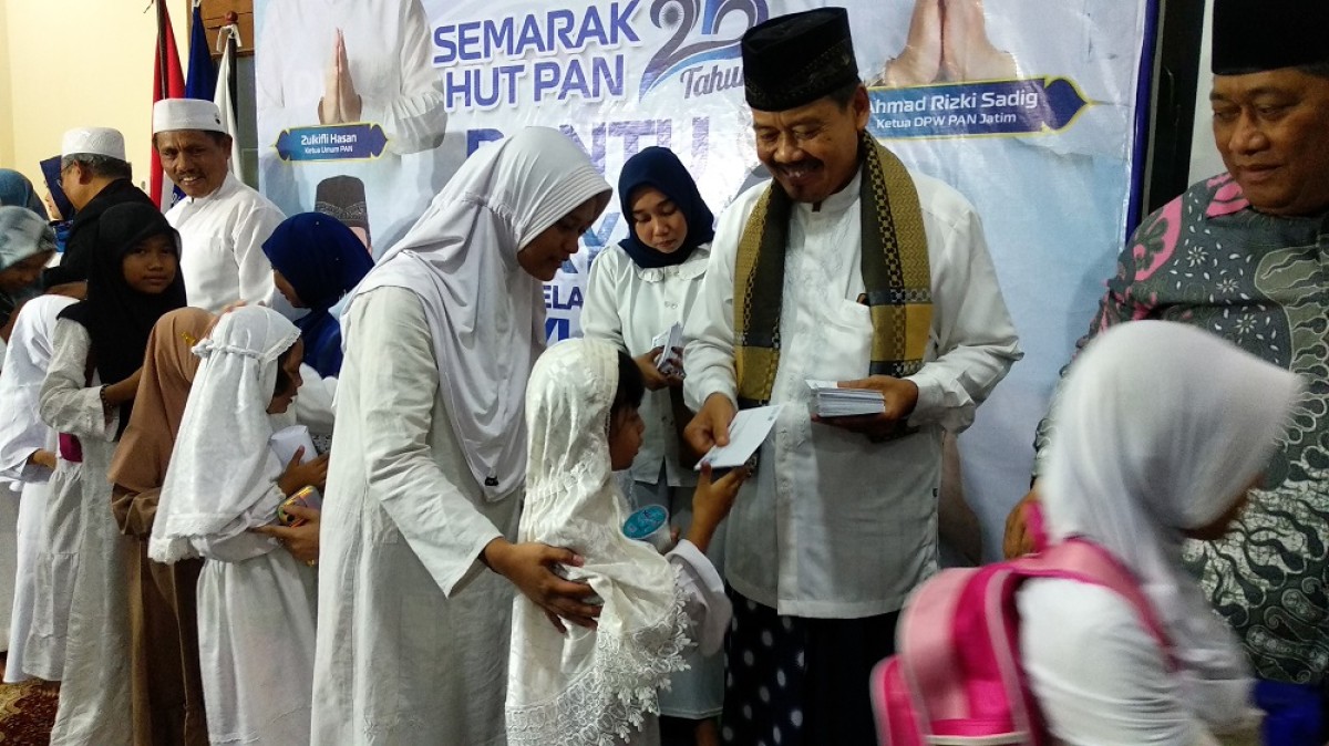 Ketua DPD PAN Mahsun Djayadi saat memberikan santunan pada anak yatim. (Foto: Haryo Agus/jatimnow.com)