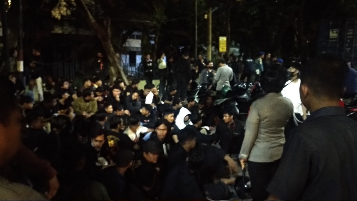 Puluhan pesilat saat diamankan Polres Tanjung Perak. (Foto: Haryo Agus/jatimnow.com)